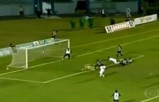 Incredibile in Brasile, massaggiatore entra in campo e salva un gol [video]